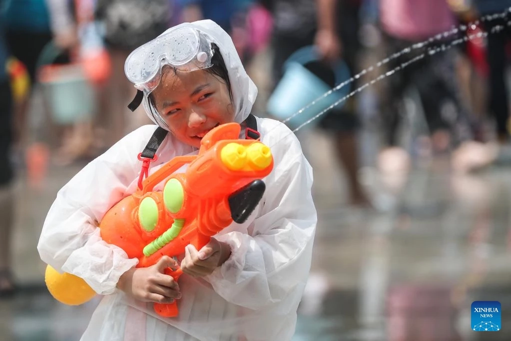 อลังการงานสร้าง!!  มหาสงกรานต์ในมณฑลยูนนานของจีน ( มีคลิป )