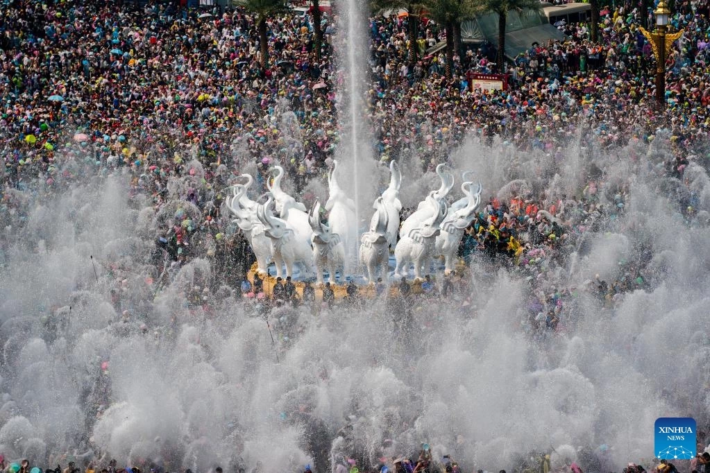 อลังการงานสร้าง!!  มหาสงกรานต์ในมณฑลยูนนานของจีน ( มีคลิป )