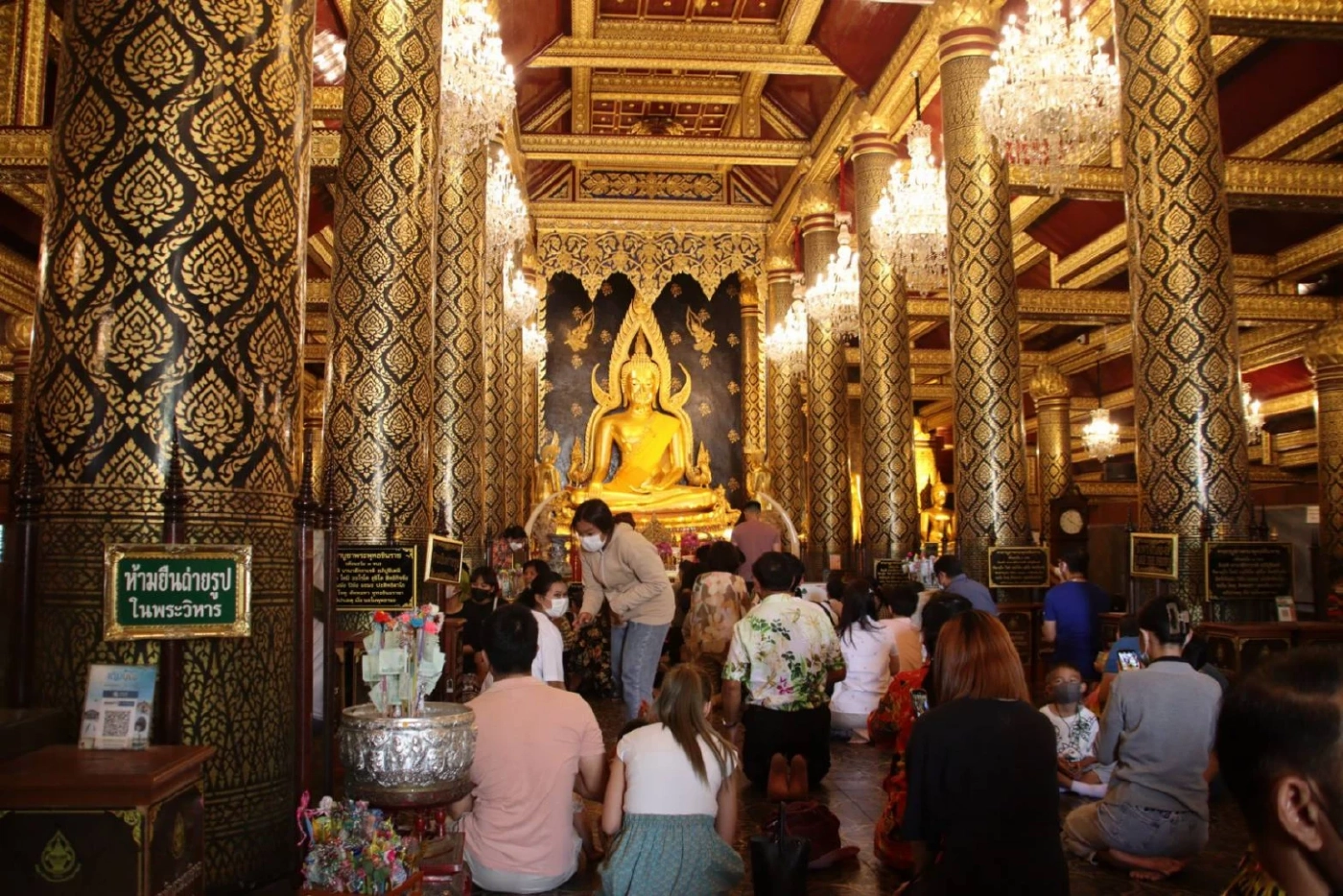 นักท่องเที่ยวสรงน้ำ "พระพุทธชินราชจำลอง" เสริมสิริมงคลรับวันสงกรานต์