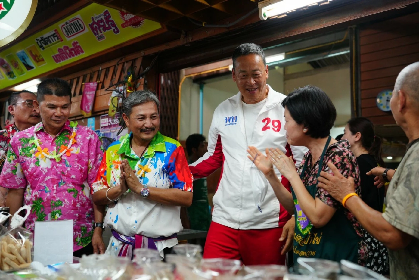 "เศรษฐา" นำทัพเพื่อไทย ผู้สมัครส.ส.นครปฐม หาเสียงเดินตลาดน้ำดอนหวาย