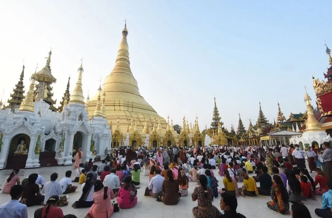 คนเมียนมาแห่หนีรัฐบาลทหาร ไปเล่นสงกรานต์ที่ประเทศเพื่อนบ้าน