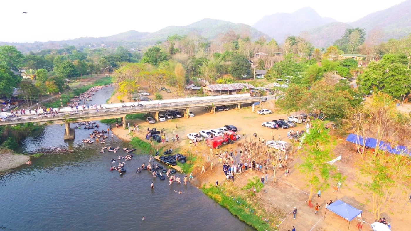 เปิดภาพ นักท่องเที่ยวหนีร้อน ล่องแพห่วงยางแม่น้ำปาย สุดคึกคัก (คลิป)