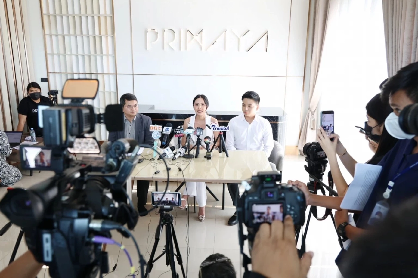 "เมย์ พรีมายา" ตั้งโต๊ะแถลงครั้งแรก หลังโดนหมายจับ แจง 4 ข้อ ยันความบริสุทธิ์