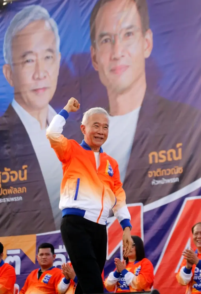 "สุวัจน์" นำทีมผู้สมัคร ส.ส. 16 เขตปราศรัยหาเสียง ชาวโคราชร่วมล้นหลาม
