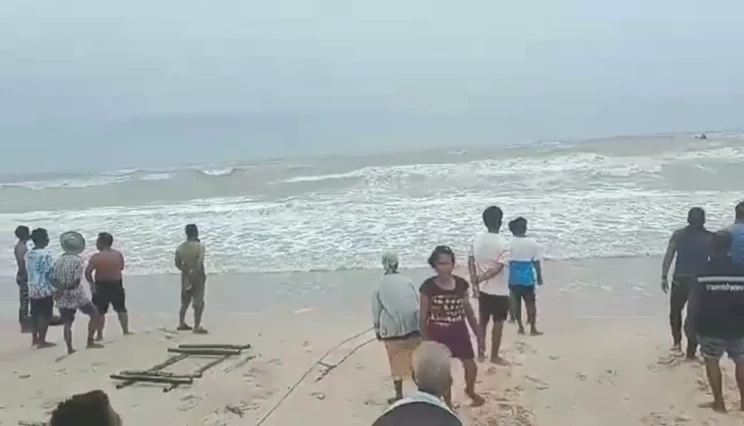 เปิดนาทีชีวิต จนท.พายคายัคฝ่าคลื่นยักษ์ ช่วยชาวประมงเมืองคอน (มีคลิป)