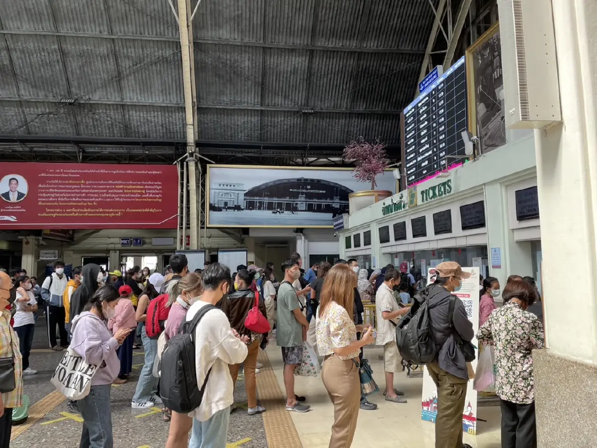เตือนภัย! ซื้อตั๋วรถไฟ รถทัวร์ ระวังมิจฉาชีพหลอกขายตั๋วผี-ตั๋วปลอม