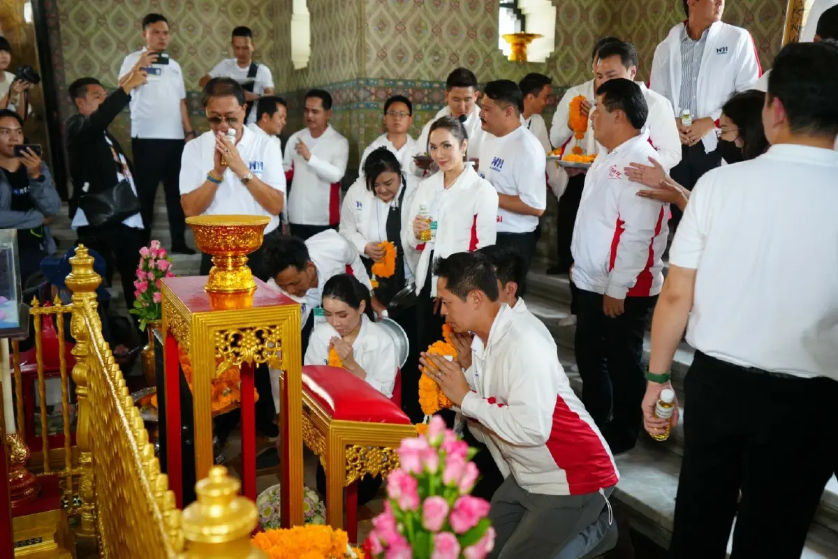"มาดามนครบาล-ชัยเกษม" นำผู้สมัครส.ส.กทม.ป้ายแดง 33 เขต ไหว้ศาลหลักเมือง
