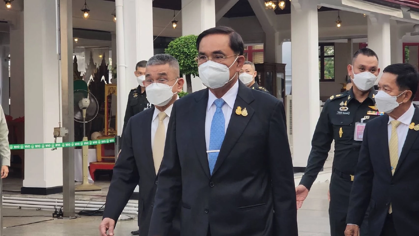 "ประยุทธ์" สีหน้าบึ้งตึง ! นำคณะทำบุญบวงสรวงพระหลักเมืองครบรอบ 241 ปี