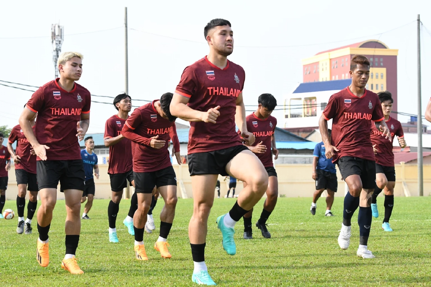 ดูบอลสด "ไทย vs สิงคโปร์" ซีเกมส์นัดแรกเย็นนี้ เช็กสถิติ-ความพร้อมล่าสุด