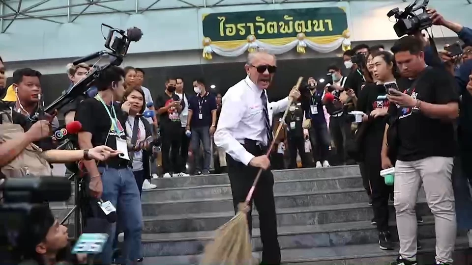 "ชูวิทย์"บุกสถานที่รับสมัคร ส.ส.ปาร์ตี้ลิสต์  ต้านส.ส.งูเห่า ค้านกัญชาเสรี