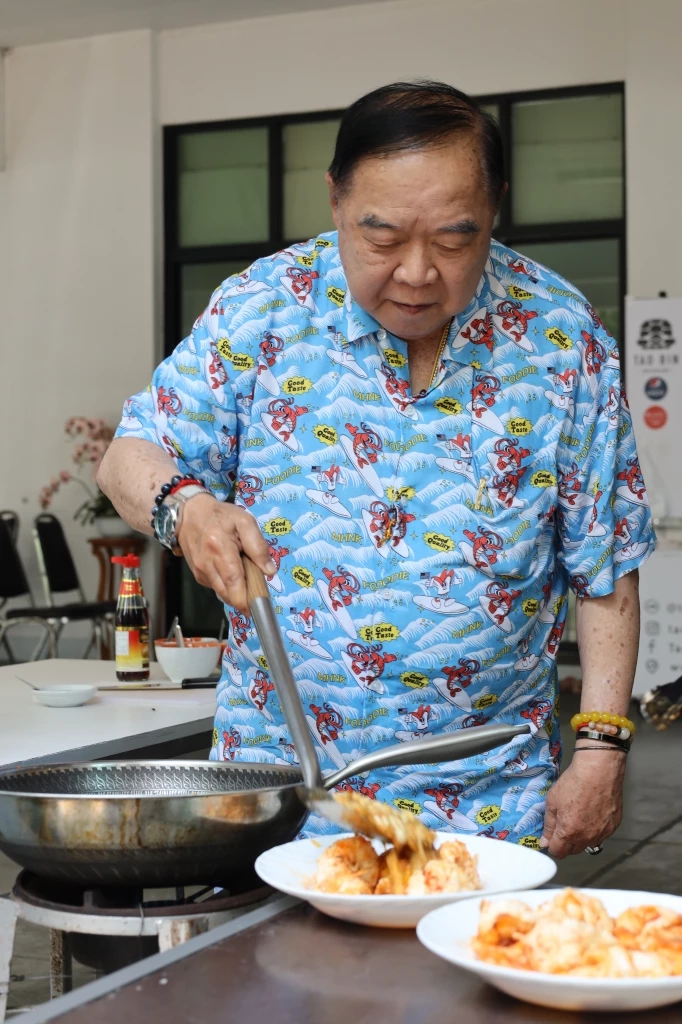 “ลุงป้อม” ในมาดเชฟ เข้าครัวทำเมนู “กุ้งผัดกระเทียม”
