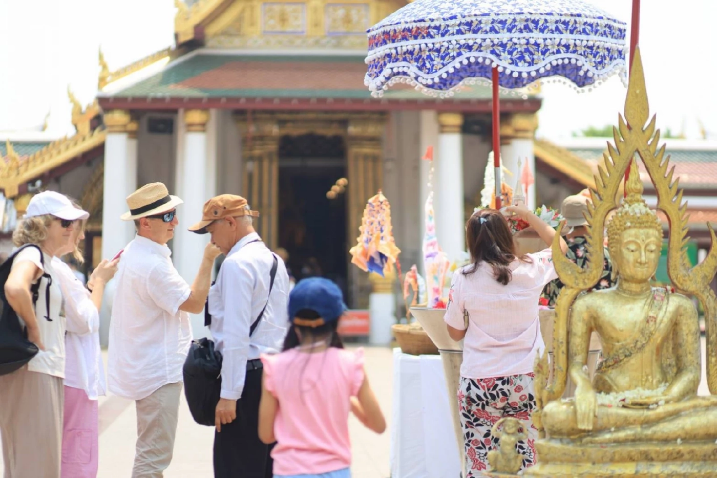 นักท่องเที่ยวสรงน้ำ "พระพุทธชินราชจำลอง" เสริมสิริมงคลรับวันสงกรานต์