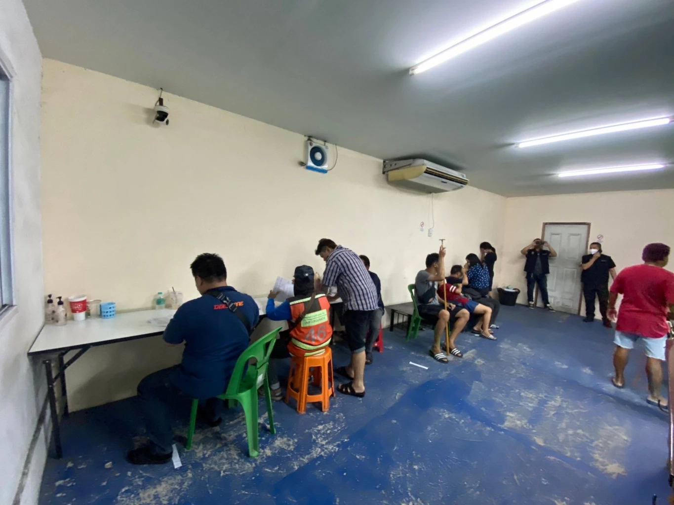 วิ่งกันวุ่น! ตำรวจวังทองหลางจับบ่อนไฮโล-แทงบอล