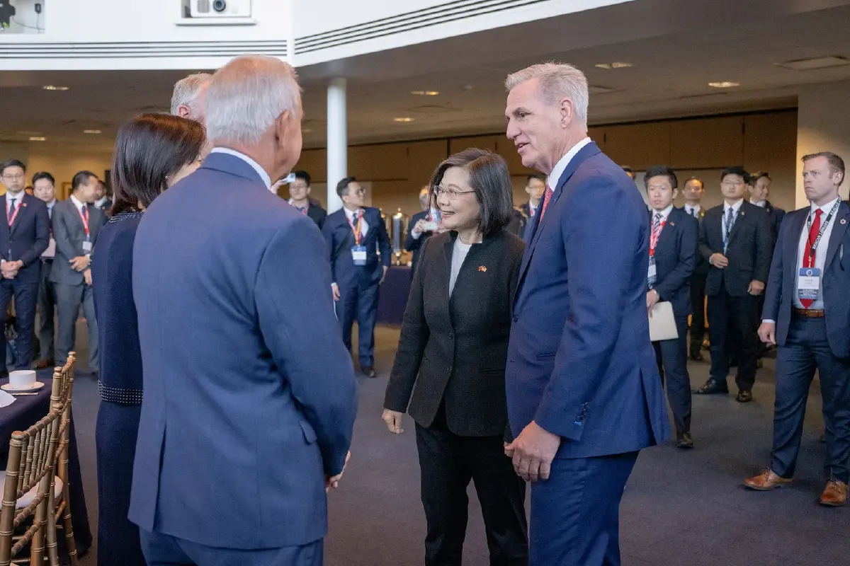 'เล่นกับไฟ' ประธานสภาสหรัฐฯ พบผู้นำไต้หวัน