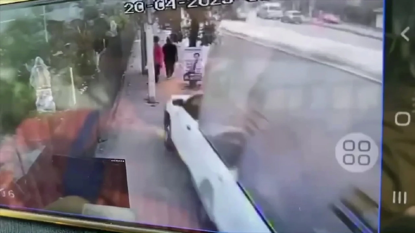 สยอง! กระบะตู้ทึบซิ่งหลับใน ปีนฟุตปาธ กวาดคนเดินเท้า สาหัส 3 ราย