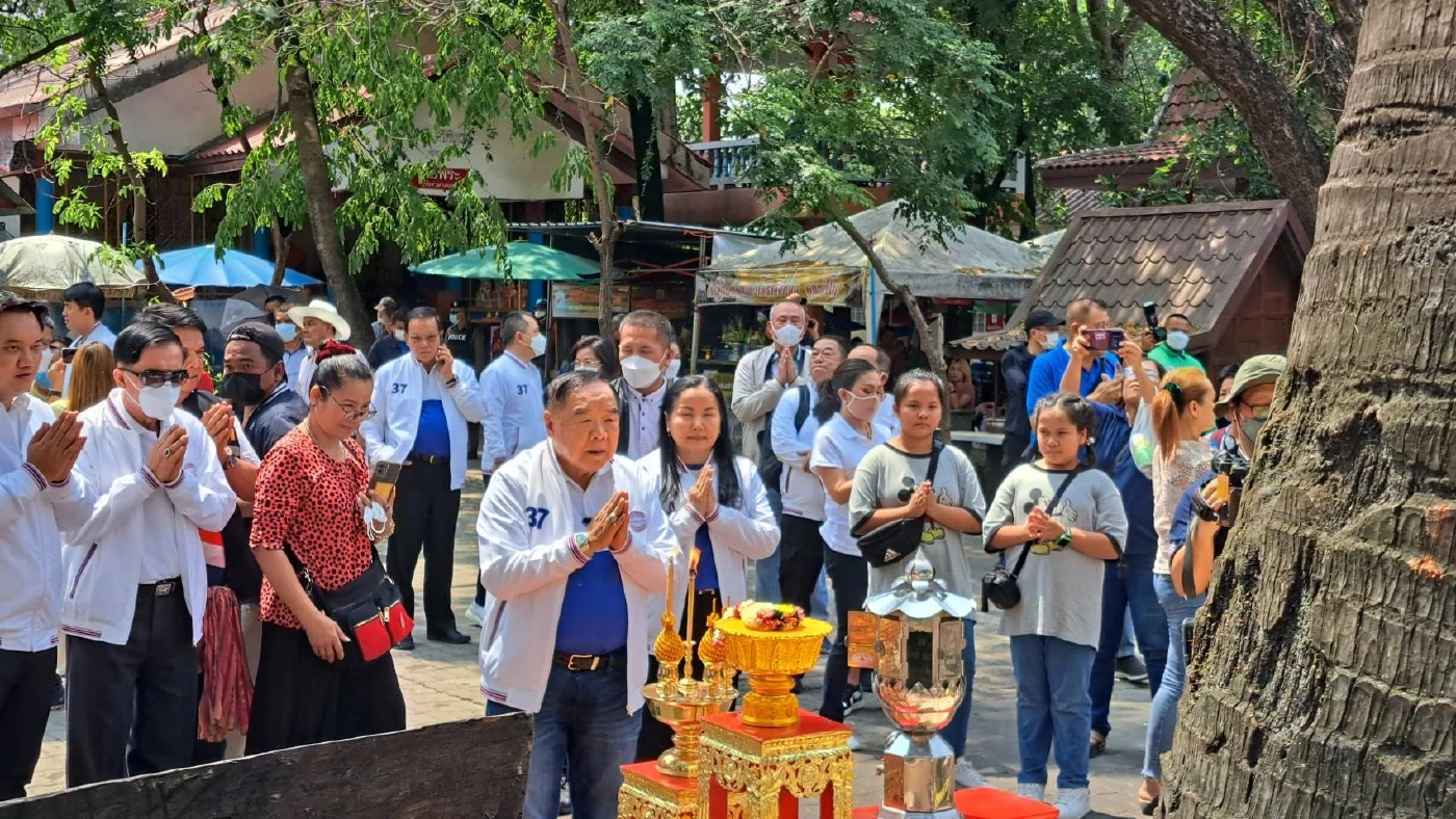 "บิ๊กป้อม"ถึงโคราช ไหว้ย่าโมเอาฤกษ์เอาชัย มวลชนแห่ต้อนรับ