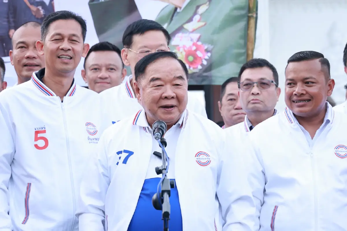 "ประวิตร" สักการะศาลหลักเมืองนครฯ ขอพรให้ชนะ ได้เป็นนายกฯ คนที่ 30