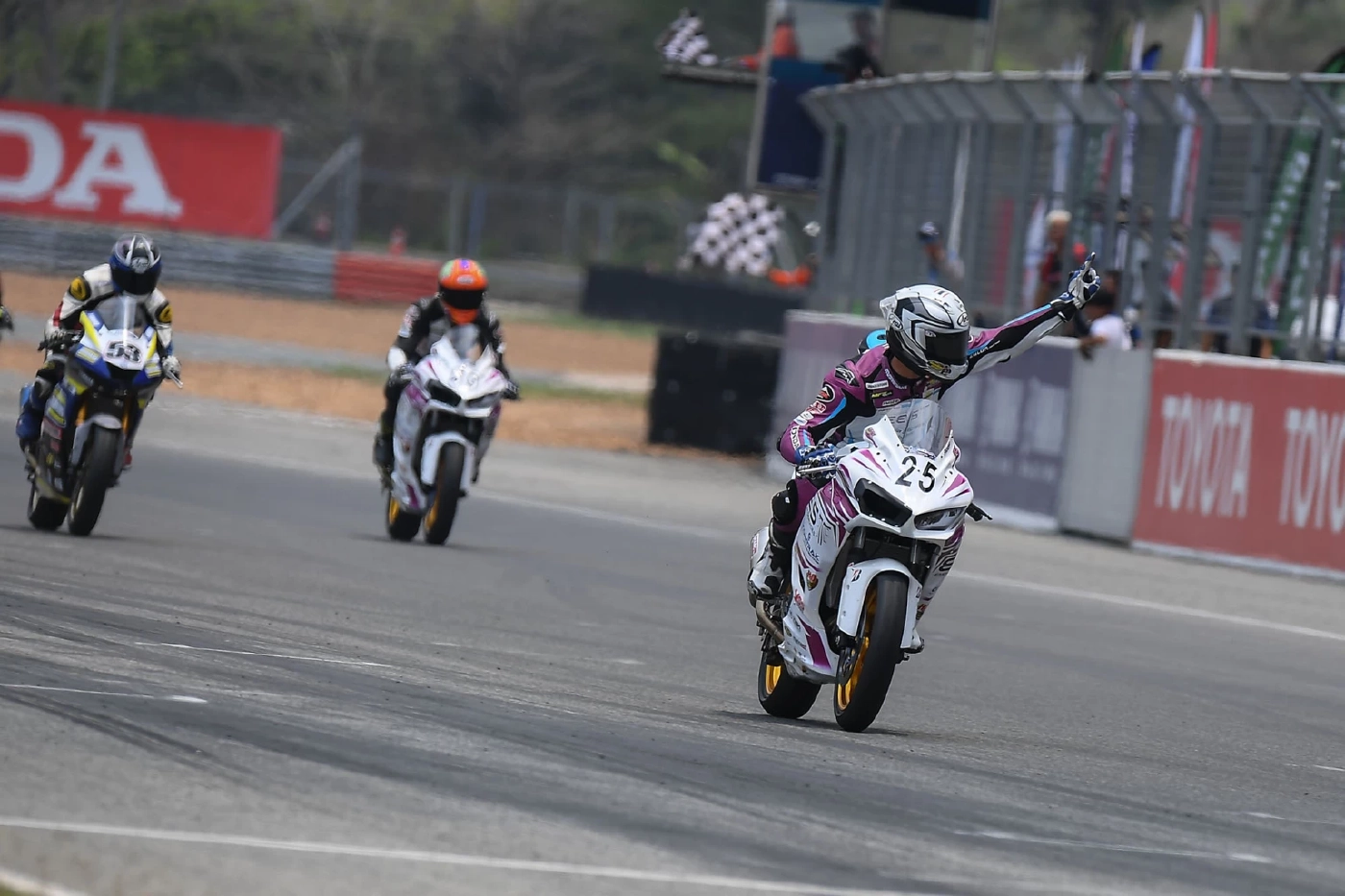 "นครินทร์-นทีธาร-มุกข์ลดา" ฟอร์มโหดเข้าวินสนามแรก "โออาร์ บีอาร์ไอซี ซูเปอร์ไบค์"