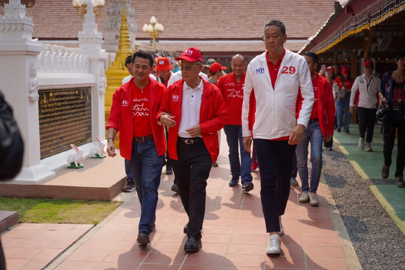 นายชัยเกษม ระหว่างลงพื้นที่หาเสียงวันนี้ (8 เม.ย.) ที่วัดพระธาตุแช่แห้งพระอารามหลวง 
