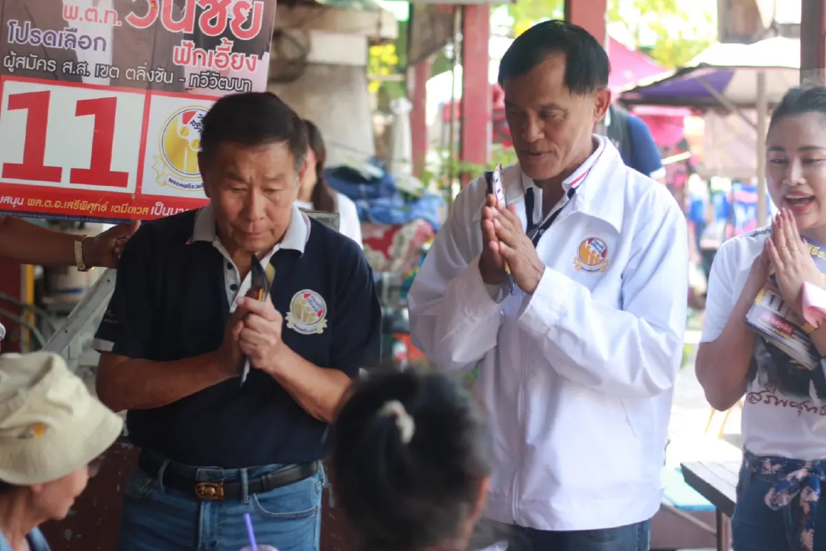 "เสรีพิศุทธ์" ตลุยหาเสียงตลาดน้ำ แจกนโยบาย 14 ข้อเชื่อตอบโจทย์ปชช.