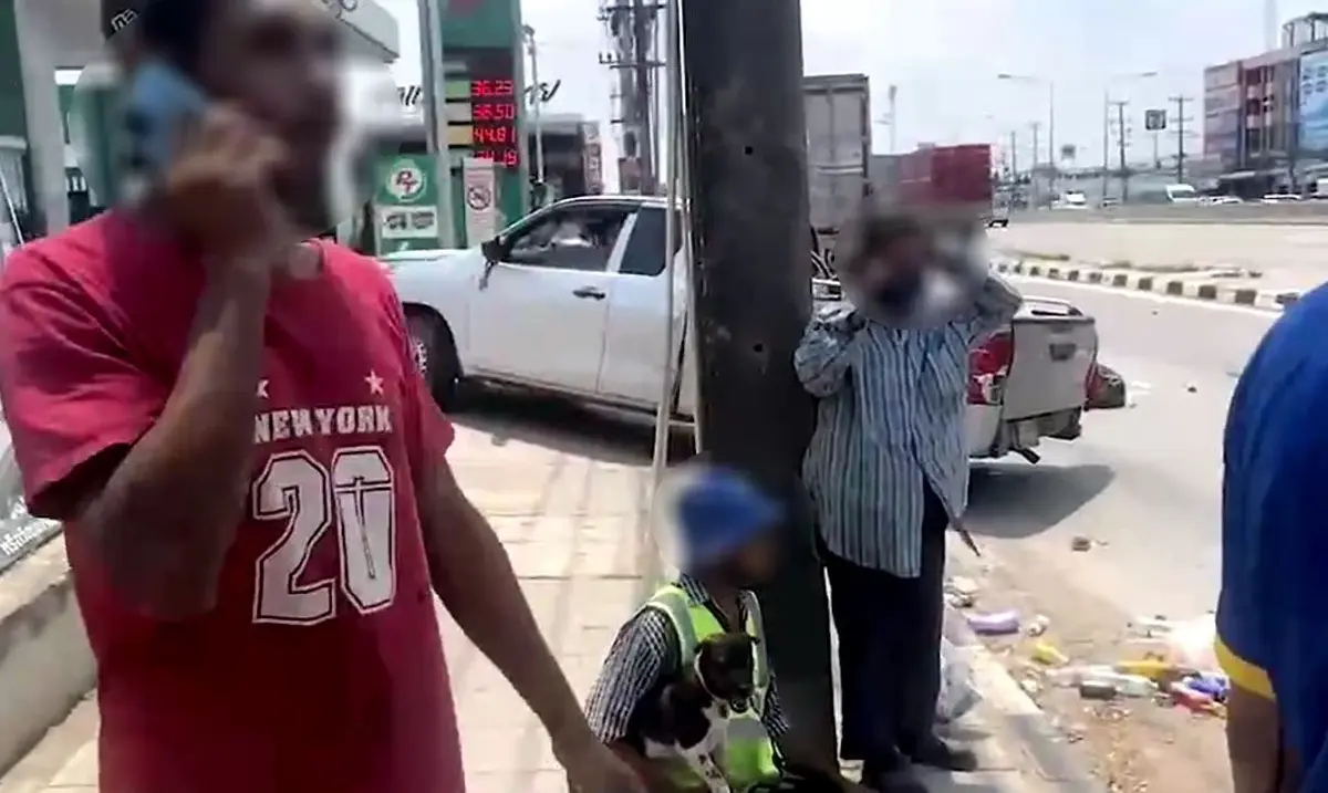 กระบะปวดท้องหนัก รีบเลี้ยวเข้าปั๊ม ถูกรถบรรทุก 18 ล้อ ชนอย่างจัง