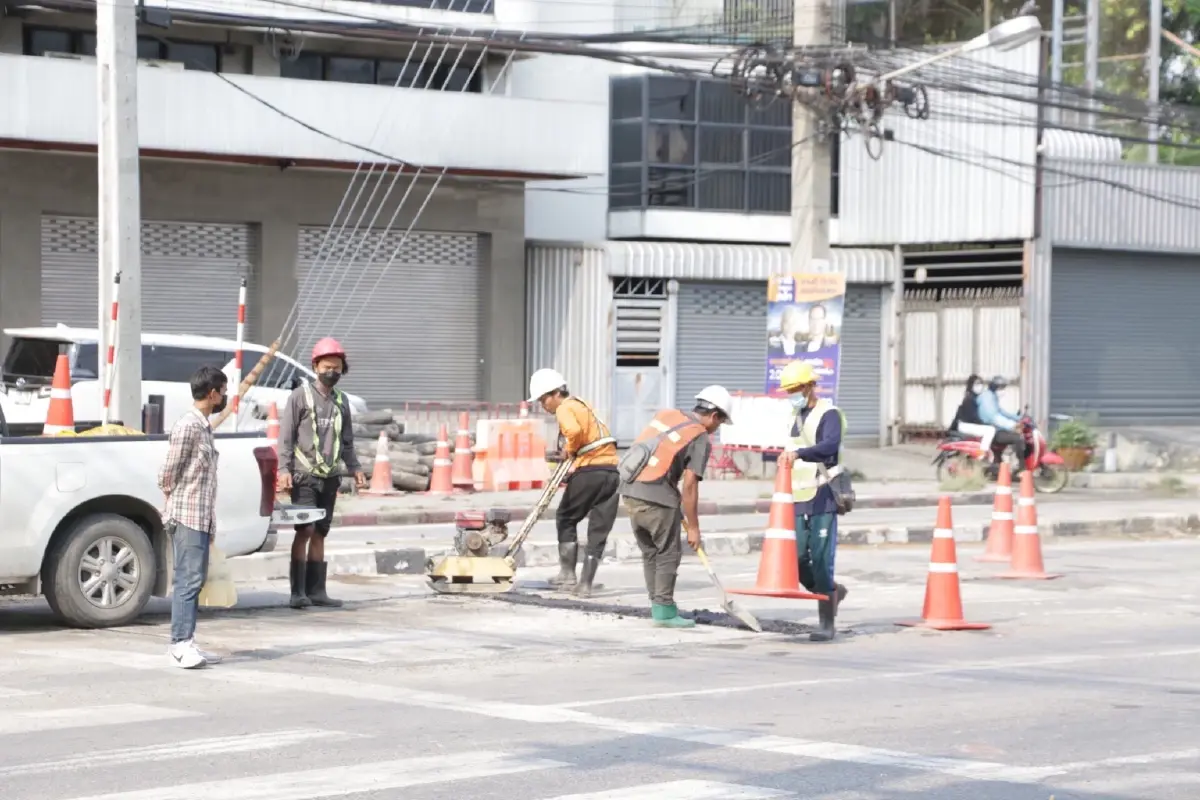 งานก่อสร้างโครงการเปลี่ยนระบบสายไฟฟ้าอากาศ เป็นสายไฟฟ้าใต้ดินตามแนวรถไฟฟ้าสายสีเขียว แบริ่ง-บางปิ้ง