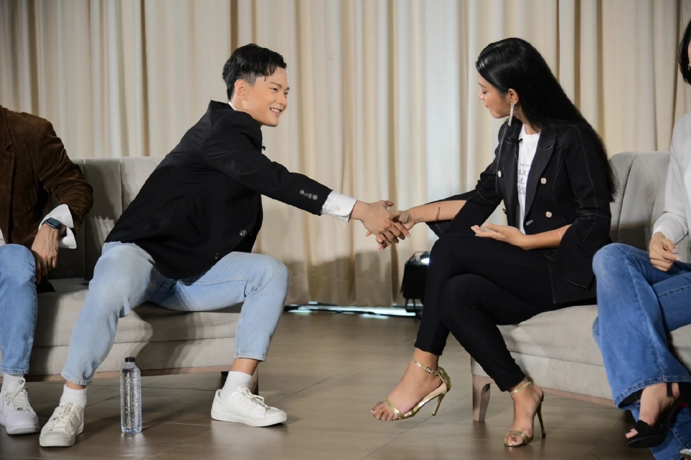 6 หนุ่มสาวซูปร้าฯ ดีเบต โชว์กึ๋นชิงไหวพริบสุดมันส์ ตัวตึง SUPRA CHAT