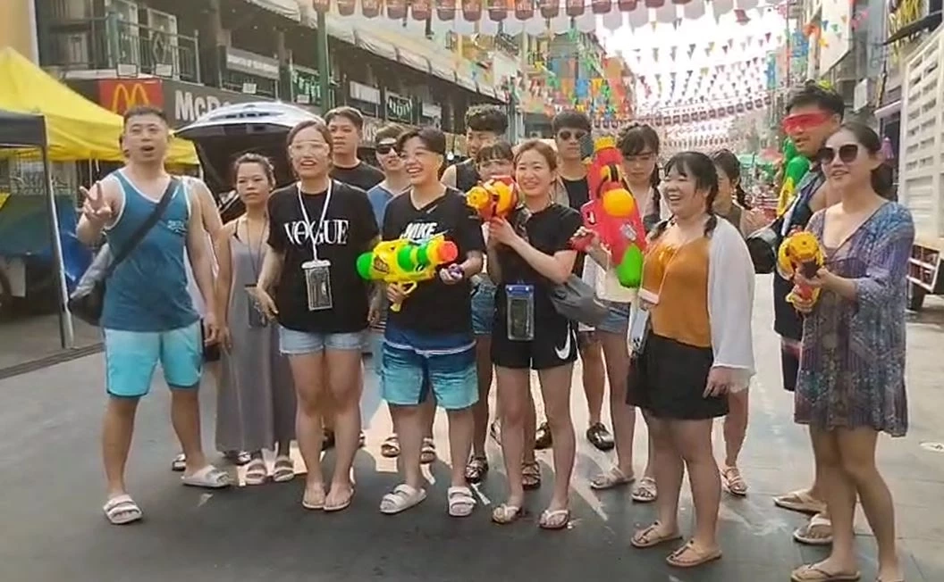 ถนนข้าวสารคึกคัก! นักท่องเที่ยวแห่เล่นน้ำสงกรานต์ ในรอบ 3 ปี