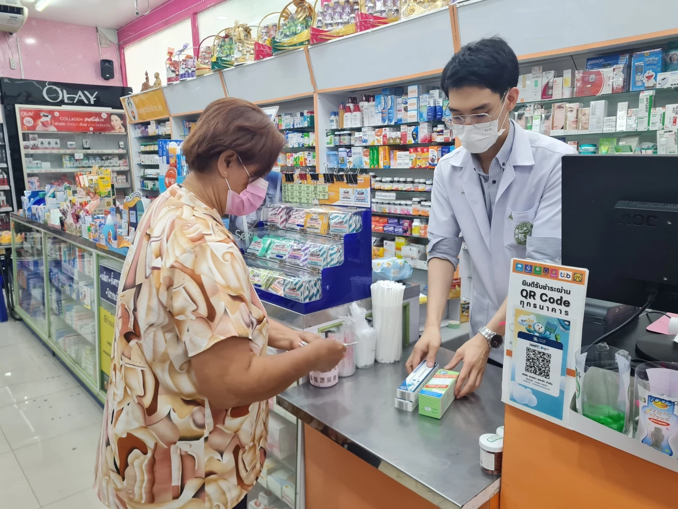 ร้านขายยาคึกคัก ชาวโคราชแห่ซื้อชุดตรวจ ATK หลังโควิดระบาดพุ่งหลังสงกรานต์