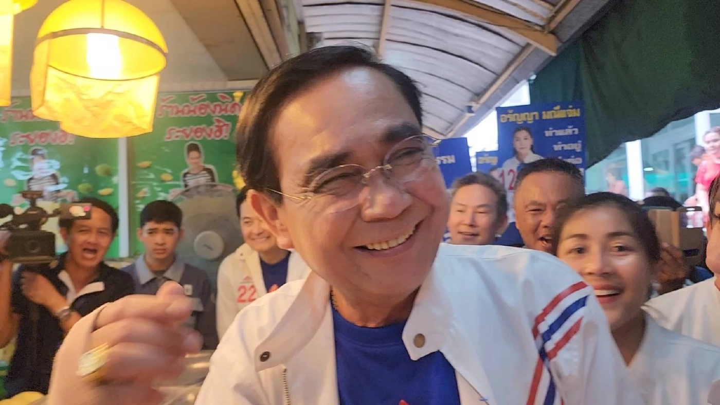 อตก.แตก! "ลุงตู่" ลุยหาเสียง แวะชิมทุเรียนเจ้าดังชมแม่ค้าสมาร์ทฟาร์มเมอร์