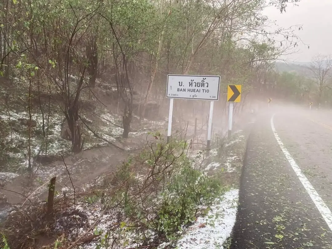 พายุฝนถล่ม จ.เลย ลูกเห็บตกขาวโพลน เร่งสำรวจความเสียหาย