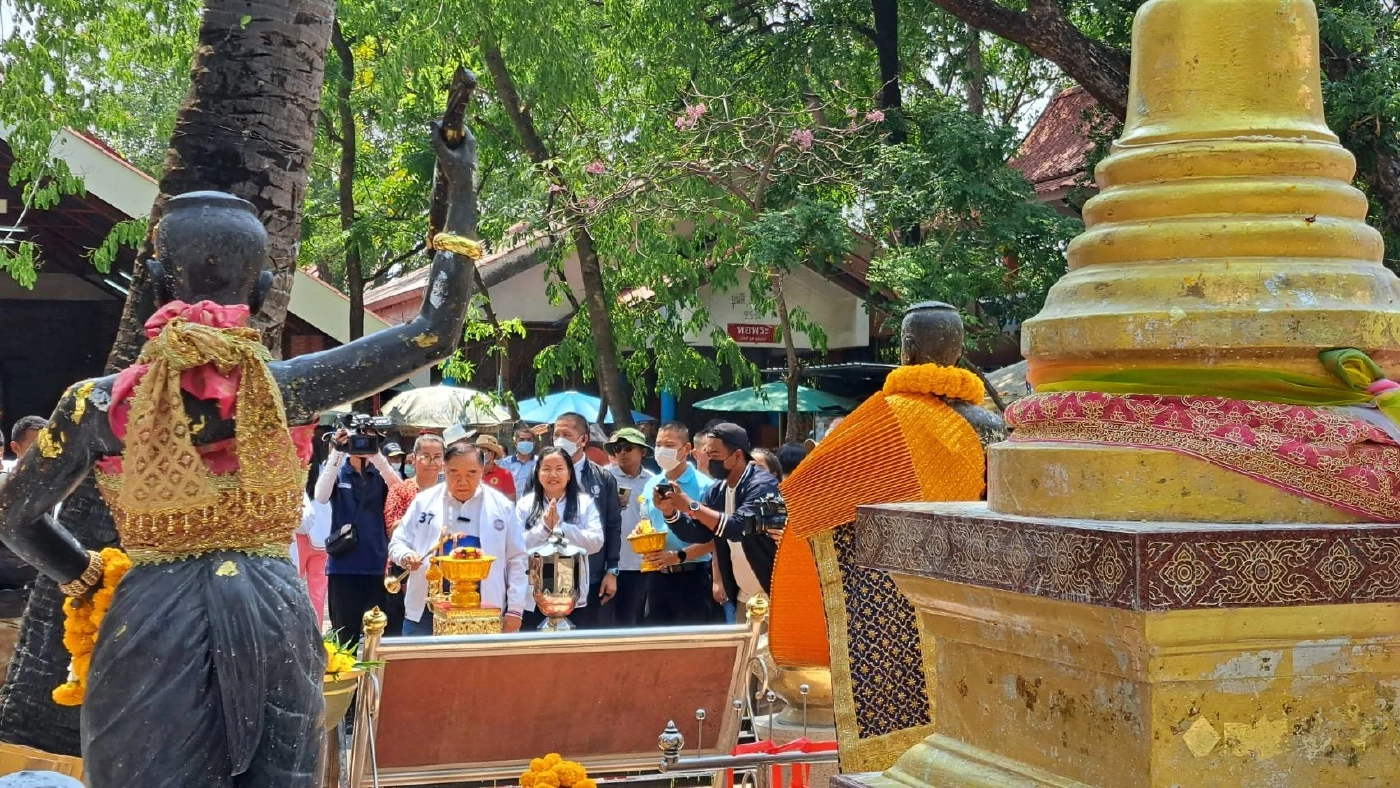 "บิ๊กป้อม"ถึงโคราช ไหว้ย่าโมเอาฤกษ์เอาชัย มวลชนแห่ต้อนรับ