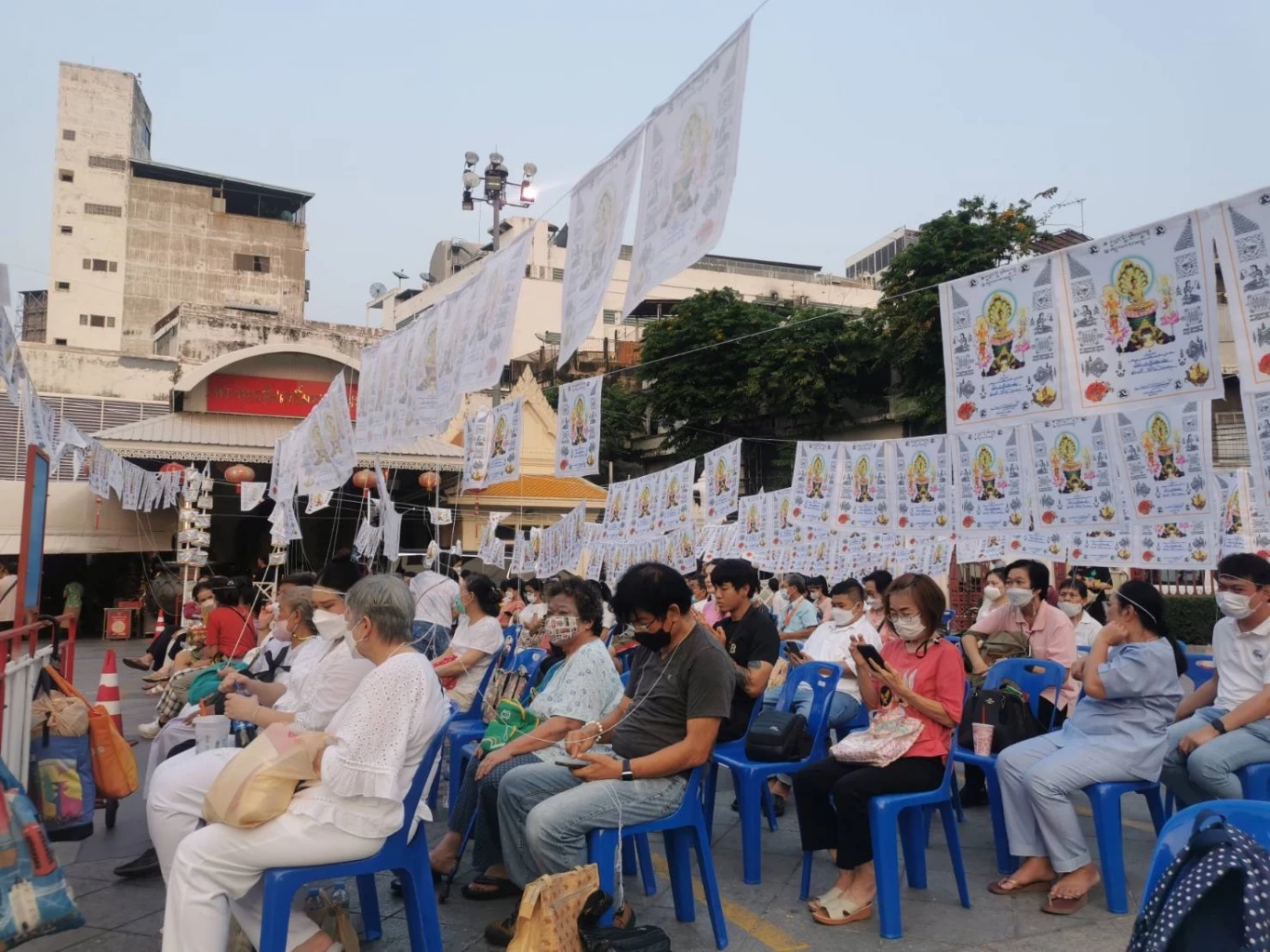 "ประยุทธ์" ร่วมพิธีสวดเจริญพระพุทธมนต์นพเคราะห์ ที่วัดไตรมิตรฯ
