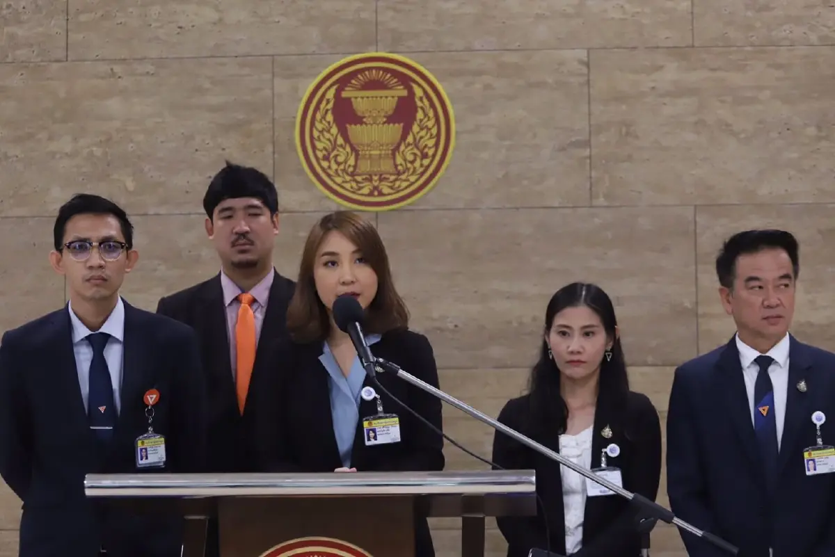 ศิริกัญญา ตันสกุล หัวหน้าทีมเศรษฐกิจและ ผู้สมัครส.ส.ระบบบัญชีรายชื่อพรรคก้าวไกล