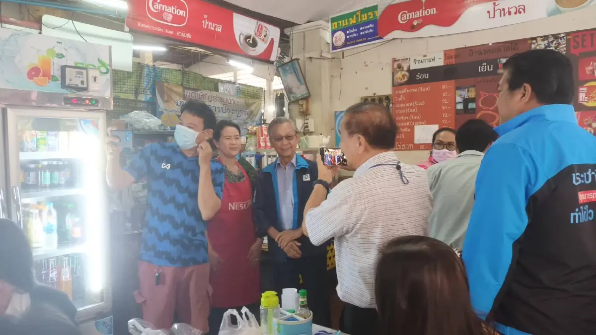 "ชวน" เดินตลาดพิษณุโลก อ้อนคะแนนเสียงแม่ค้า เลือก "ปชป." ทั้งพรรค-ทั้งคน