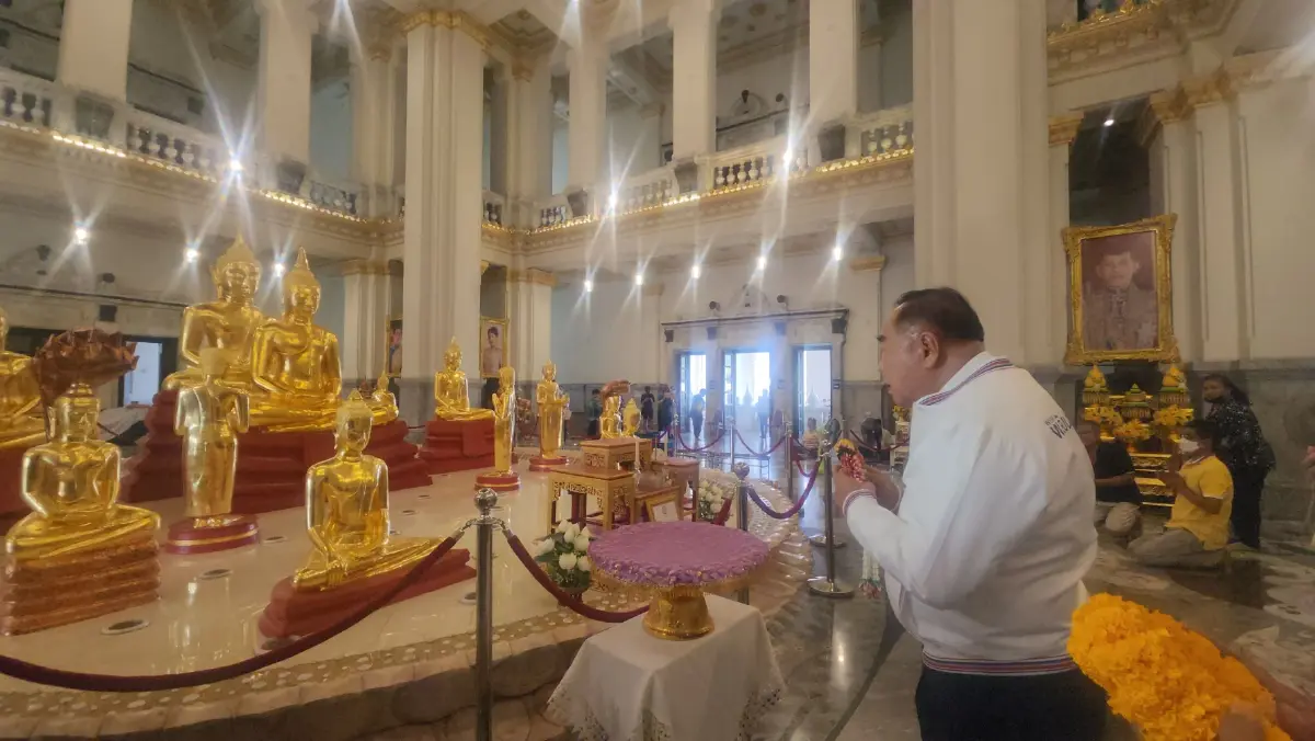 "บิ๊กป้อม" นำผู้สมัคร ส.ส.ไหว้หลวงพ่อโสธร รับพร "เจ้าอาวาส" สำเร็จทุกอย่าง