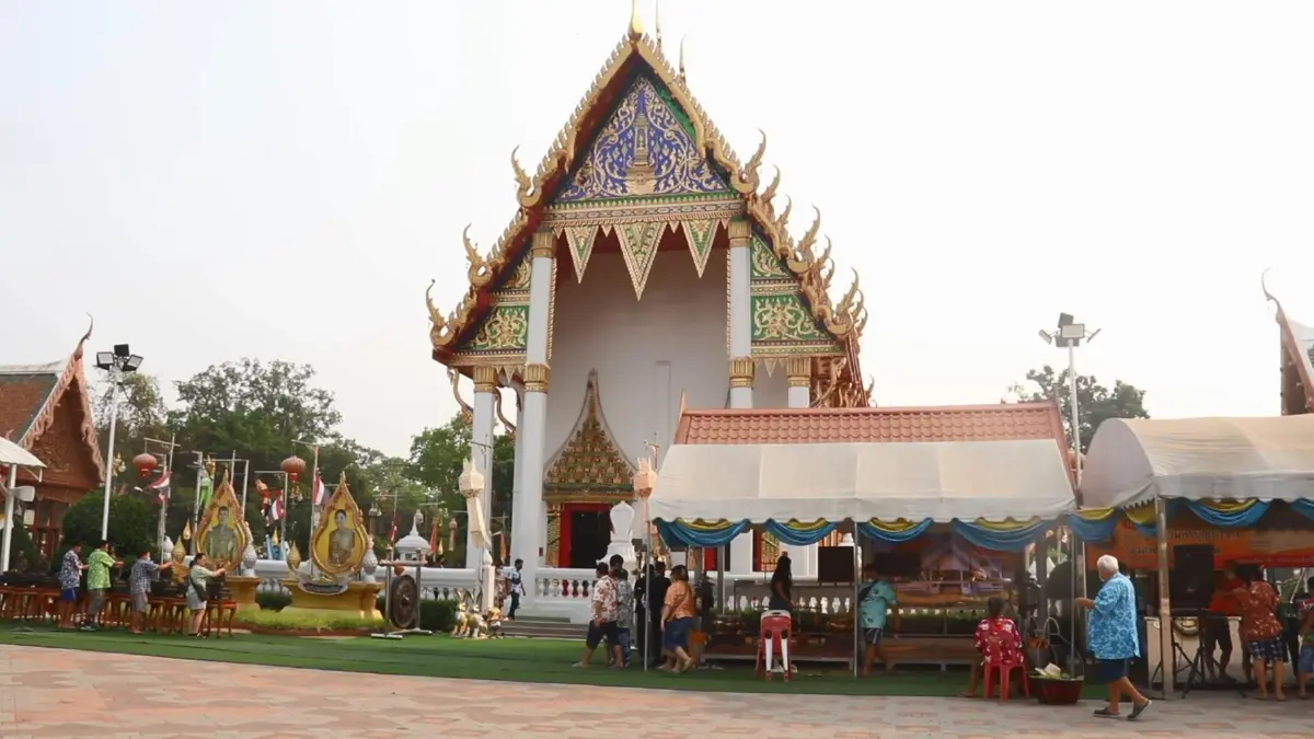วันครอบครัวพิจิตรคึกคัก ปชช. กราบขอพร - สรงน้ำ "หลวงพ่อเพชร" เสริมมงคลชีวิต