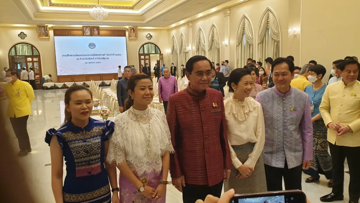 นายกฯ ให้ ครม.-ขรก. อวยพรวันสงกรานต์ เตรียมเข้าไปรดน้ำ"พี่ป้อม"ที่บ้าน