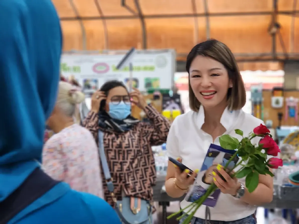"องอาจ-มาดามเดียร์" ลงพื้นที่ ชู นโยบายช่วยชุมชน ดึงอัตลักษณ์สร้างรายได้