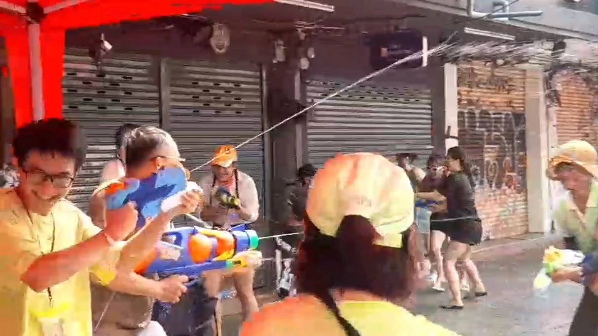 ถนนข้าวสารคึกคัก! นักท่องเที่ยวแห่เล่นน้ำสงกรานต์ ในรอบ 3 ปี