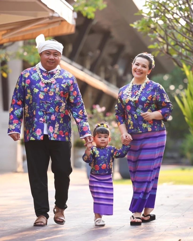 หนูแหม่ม สุริวิภา นำทีมพระ-นาง สาดน้ำสงกรานต์ ส่งความสุข 