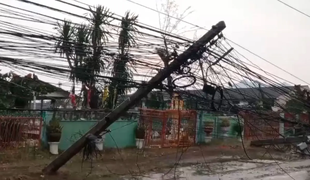 พายุพัดถล่มเมืองลพบุรี เสาไฟหักโค่น 50 ต้น ป้ายโฆษณาล้มทับชาวบ้านหัวแตก