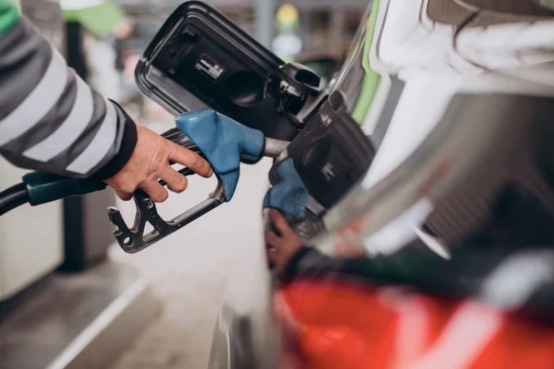 เมื่อโลกเลิกผลิตรถใช้น้ำมัน จะส่งผลต่อผู้ใช้งานอย่างไรบ้าง?