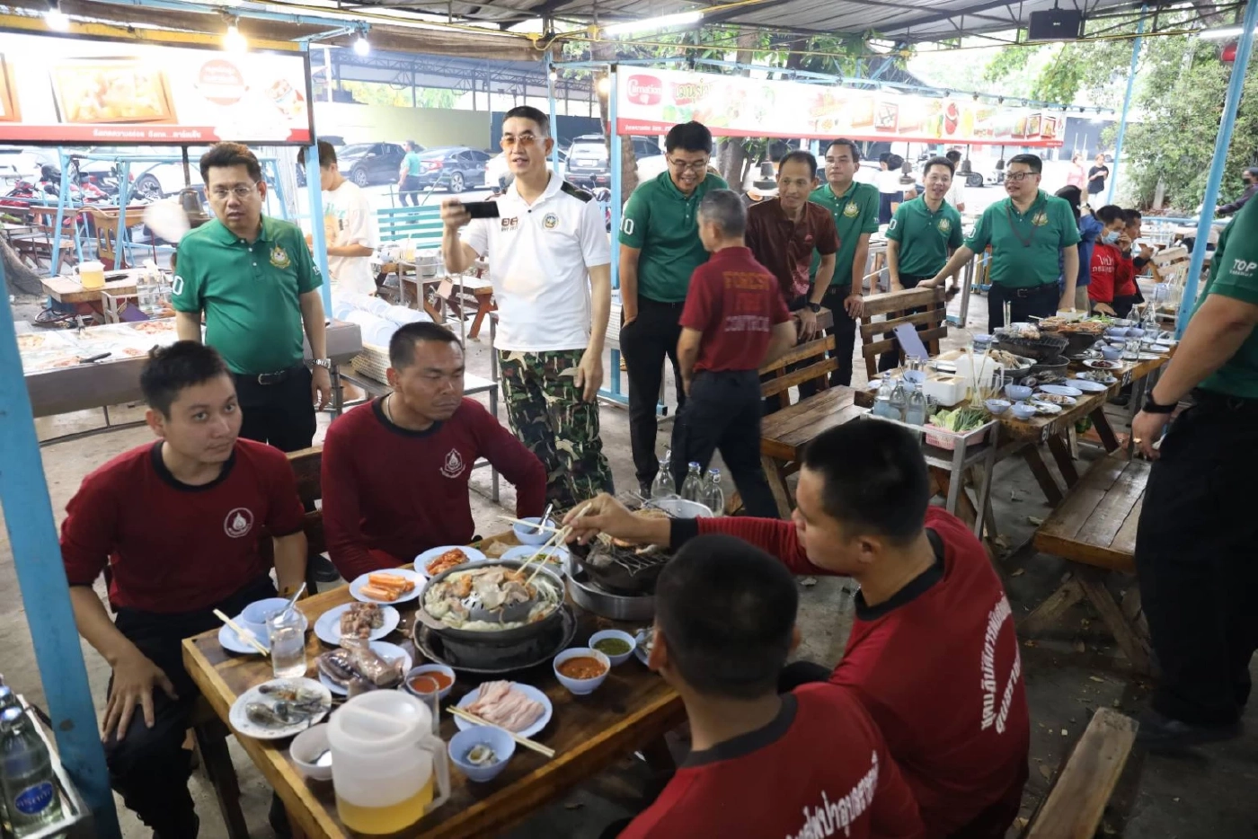 น่ารัก! เลี้ยงหมูกระทะ จนท.ดับไฟป่า หลังทำงานอย่างหนักตลอด3 เดือน