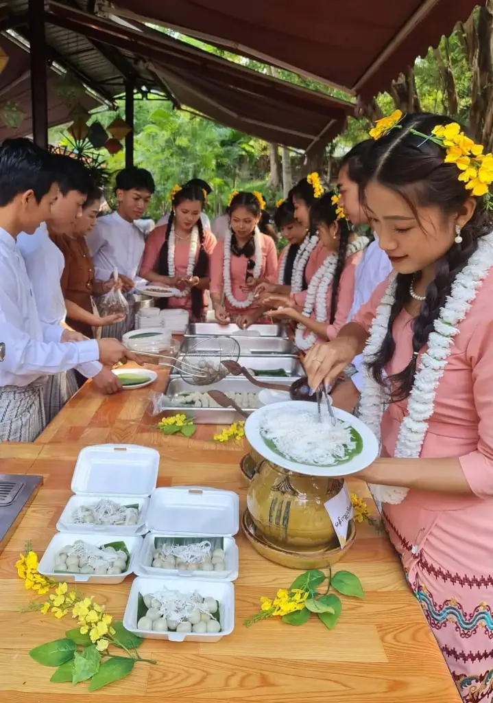 คนเมียนมาแห่หนีรัฐบาลทหาร ไปเล่นสงกรานต์ที่ประเทศเพื่อนบ้าน