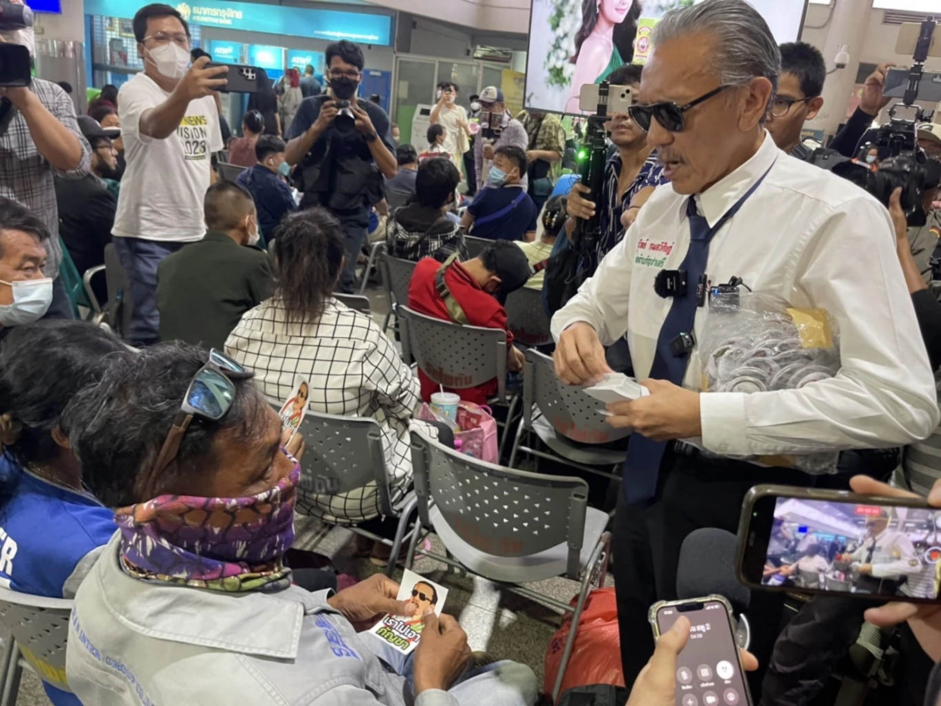 ชูวิทย์ บุกหมอชิต รณรงค์ เมา-พี้กัญชา ไม่ขับ พร้อมส่ง ปชช. กลับภูมิลำเนา