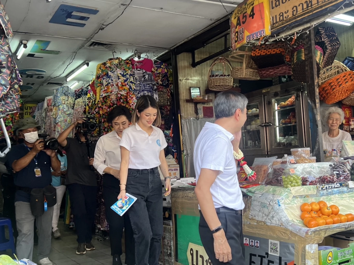 เสียงตอบรับดี! "มาร์ค" ควง "มาดามเดียร์" ลุยย่านบางรักหาเสียงช่วย "เจิมมาศ"