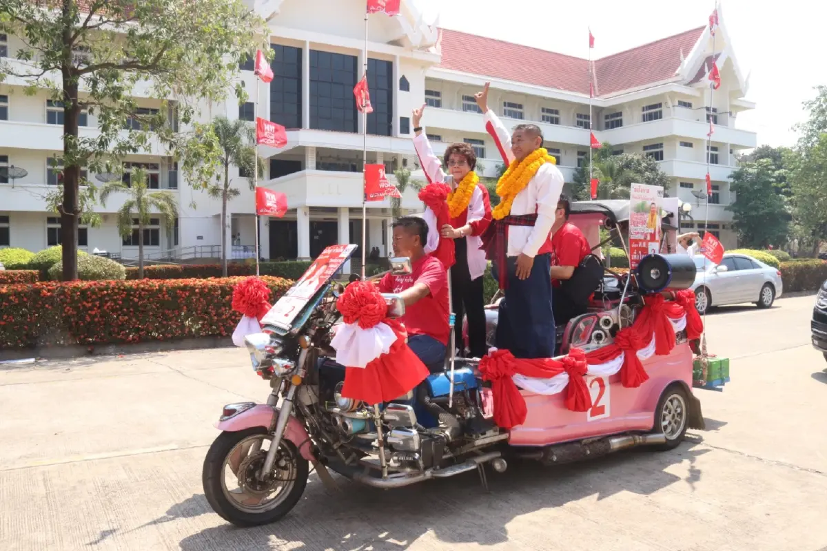 "ส.ส.พิจิตร" คึกคัก ขึ้นรถสามล้อดัดแปลง-รถโบราณสมัยสงครามโลก ลุยหาเสียง