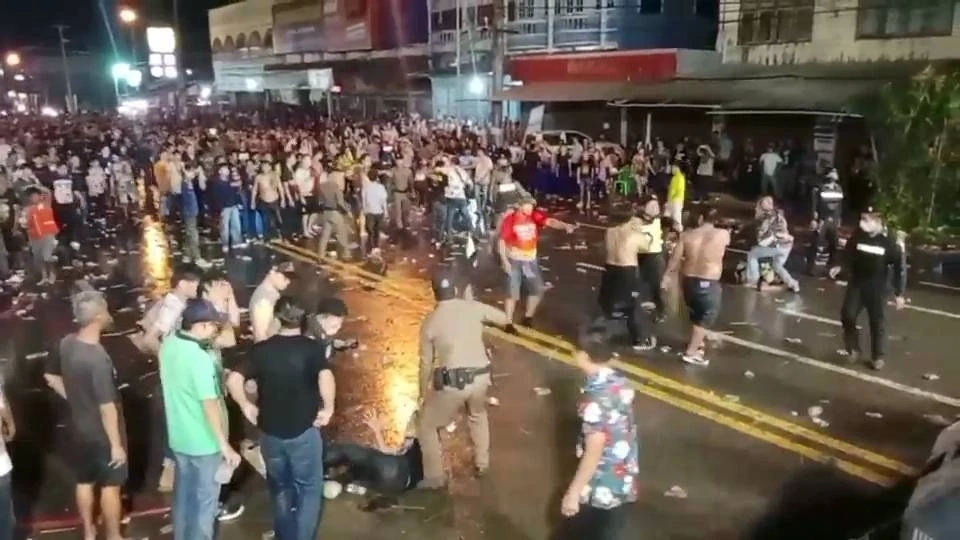 ตีกันยับ โจ๋ร้อยเอ็ดเปิดศึกตะลุมบอน กลางงานสงกรานต์ "ถนนข้าวทิพย์"