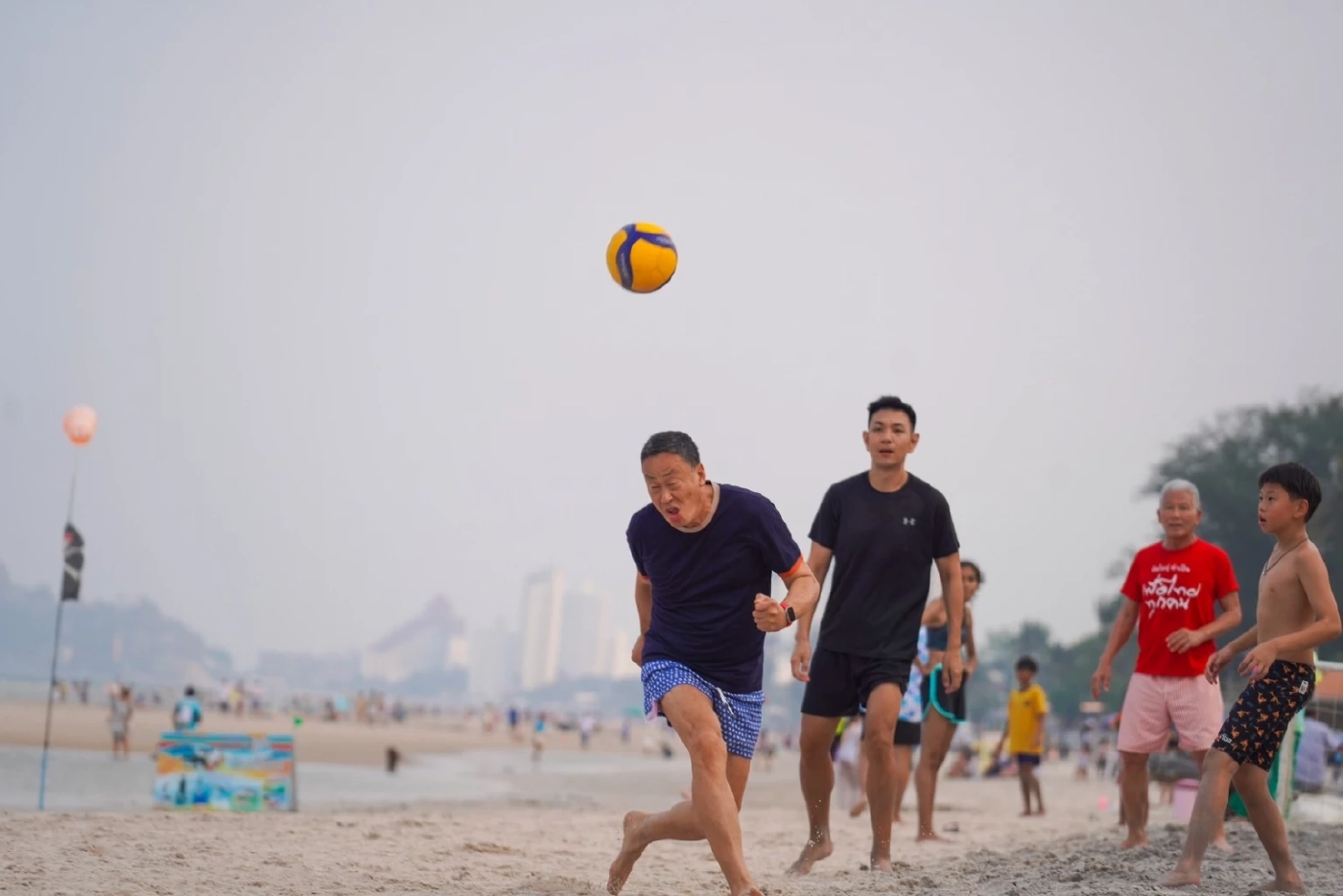 สุดชิล! "เศรษฐา" เตะบอลริมทะเลกับครอบครัว ช่วงเทศกาลสงกรานต์